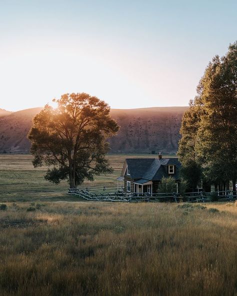 Them summer days startin' to feel juuuust a bit different #mgkra Wyoming Cabin, Ecological House, Warm Fireplace, Heart Photo, Farm Barn, Cabin In The Woods, Rural Life, Cabin Life, Autumn Landscape