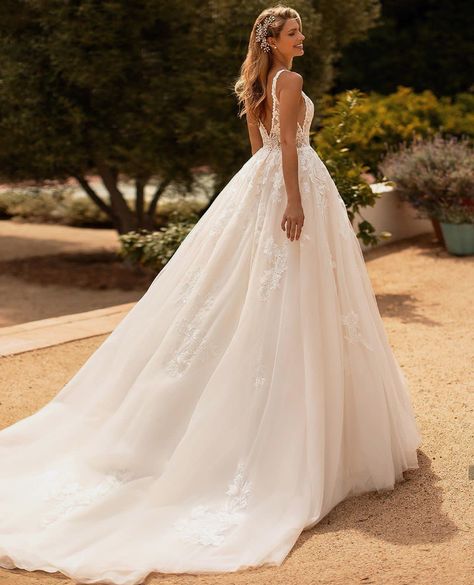 Wedding Dress V Back, Princess Ball Gowns Wedding Dress, Moonlight Bridal, Wedding Inspirasi, Bride Fashion, Bridal Ideas, Bridal Ball Gown, Bridal Musings, Princess Ball Gowns