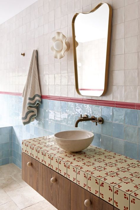 Portuguese Villa Interior, Aqua Bathroom Tile, Beata Heuman Bathroom, Crazy Bathroom Ideas, Tiled Countertop Bathroom, Bathroom Small Space, Small Bathroom Decoration, Interior Tips, Eclectic Bathroom