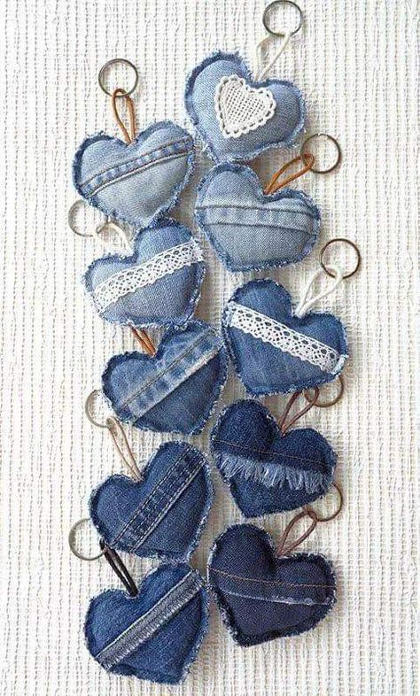 Crafts With Old Jeans, Tassen Hanger, Artisanats Denim, Heart Key Chain, Corak Menjahit, Denim Crafts Diy, Fabric Crafts Diy, Blue Jeans Crafts, Denim Jewelry