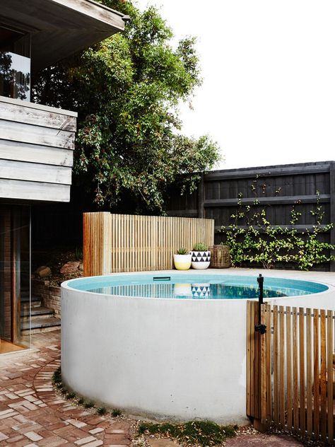 Matt and Carly Skinner — The Design Files | Australia's most popular design blog. Mini Piscina, Tank Pool, Round Pool, Piscina Natural, Pool Garden, Small Pools, Plunge Pool, Swimming Pool Designs, Small Backyard Pools