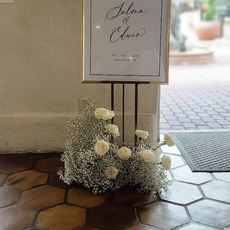 White roses and baby's breath Welcome Sign Flowers, Bride Cartoon, Aisle Candles, Wedding Fireplace, Sign Flowers, Simple Wedding Flowers, White Roses Wedding, Babies Breath, Baby Breath