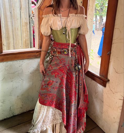 renaissance skirt with corset and lace layered skirt Renisance Costumes Halloween, Renfair Costume Ideas, Medieval Outfit Inspiration, Ren Fest Barbarian, Larp Women Outfits, Modern Rennaisance Outfits, Layered Ren Faire Outfit, Modern Renisance Outfits, Scottish Ren Faire Costume