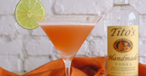 Tito’s Classic Cosmo Recipe Christmas Vodka Drinks, Titos Vodka Drinks, Thanksgiving Drinks Alcohol, Titos Vodka Recipes, Drinks Thanksgiving, Low Carb Alcoholic Drinks, Alcoholic Recipes, Cosmo Recipe, Summer Vodka Cocktails