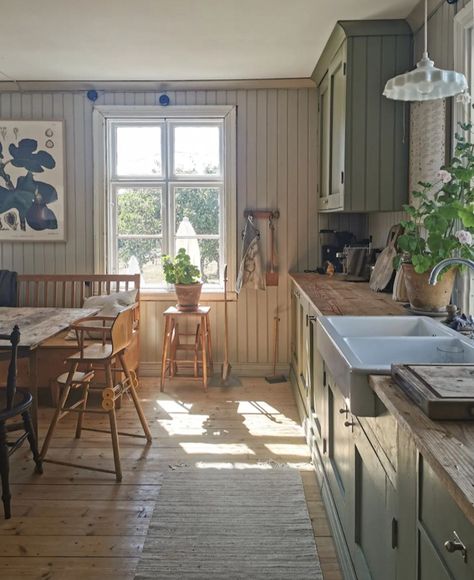 Scandinavian English Cottage, Swedish House Decor, Swedish Houses Interior, Swedish Kitchen Country, Swedish Country House Interior Design, Swedish Farmhouse Interior, Scandinavian Country House, Nordic Country Home, Traditional Swedish House