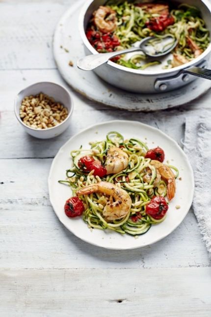 Lemony prawn courgetti Prawn Linguine, Linguine Pasta, Jamie Oliver Recipes, Italian Chef, Fish Recipes Healthy, Healthy Fish, Vegetable Seasoning, Jamie Oliver, Vegetable Recipes