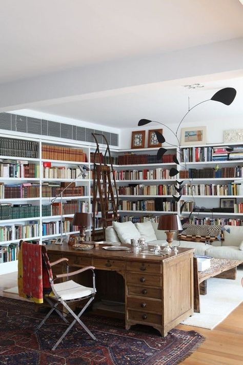 Living Rooms for People Who Really Love Books Library Desk, Home Theaters, Home Library Design, Bookshelf Design, Home Libraries, Library Design, Inspiring Spaces, Dream Apartment, Trendy Home