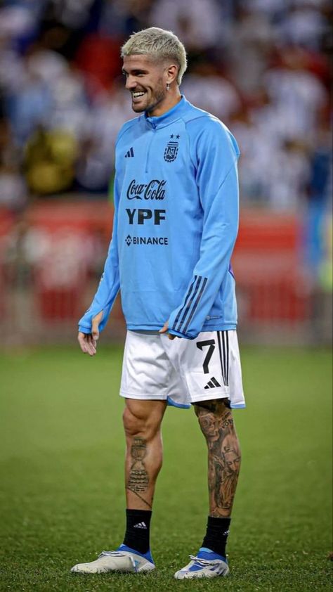 Argentina Soccer Players, Soccer Players Haircuts, Football Hairstyles, Calf Tattoo Ideas, Buzz Cut For Men, Soccer Hair, Mohawk Hairstyles Men, Burst Fade, Mens Haircuts Short Hair