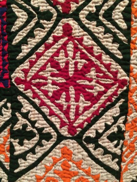 Ralli Quilts and Conversations – OccasionalPiece–Quilt! Sindhi Embroidery Design, Applic Work, Restaurant Mural, Quilt Fashion, Sindhi Embroidery, Aesthetic Instagram Accounts, Indian Patchwork, Indian Motif, Peacock Embroidery Designs