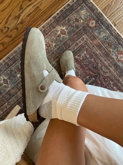 Mode Old School, Birkenstock Clog, Boston Clogs, Clogs Outfit, Clogs For Women, Skor Sneakers, Dr Shoes, Shoe Inspo, Fall Fits