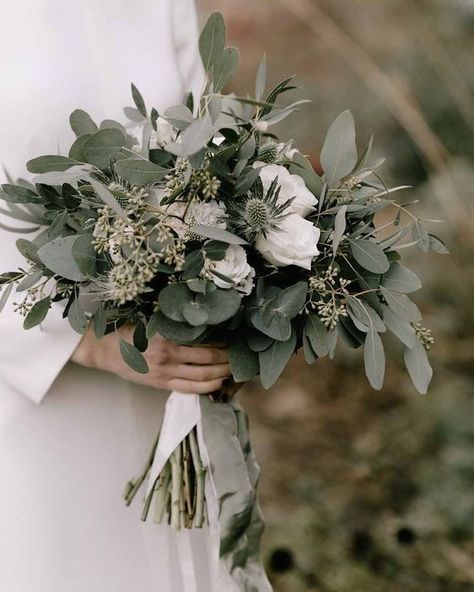 Stunning greenery bridal bouquet for a country wedding #weddingflower #weddingflowers #bridalbouquet #bridebouquet Brides Photos, Eucalyptus Wedding Decor, Greenery Wedding Bouquet, Green Wedding Bouquet, Eucalyptus Bouquet, Greenery Bouquet, Green Bouquet, Flowers And Greenery, White Wedding Bouquets