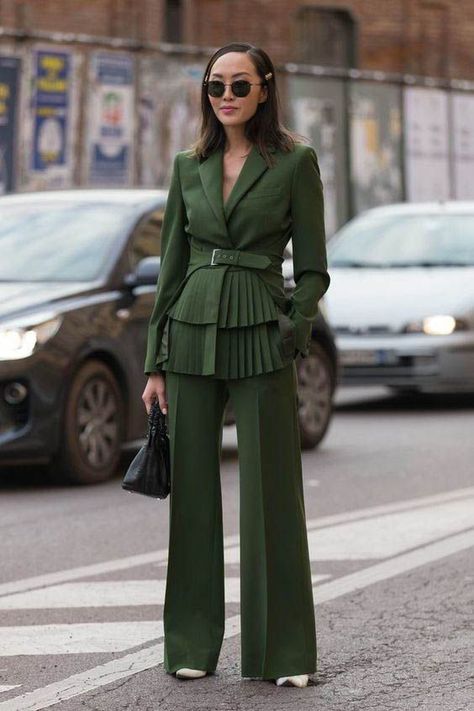 Detail Couture, Milan Fashion Week Street Style, Green Suit, Business Outfit, Winter Trends, Street Style Inspiration, Looks Chic, Inspired Outfits, Fashion Week Street Style