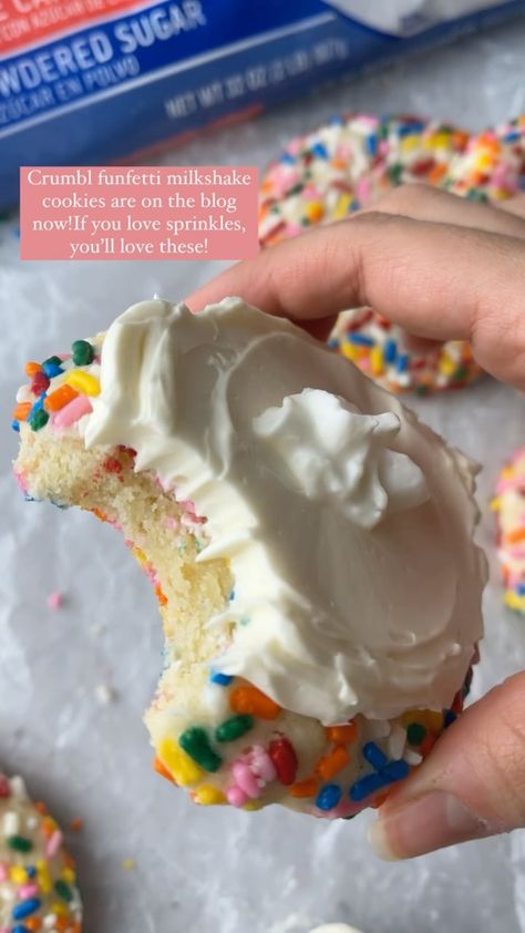 chahinez_tbt on Instagram: RECIPE FOR THESE LINKED ON MY BIO! 😉❤️ If you missed the Crumbl copycat funfetti cookies that I made in collaboration with my friends over… Crumbl Copycat, Crumble Cookie Recipe, Crumble Cookie, Funfetti Cookies, Soft Cookie, With My Friends, Cake Batter, Sweets Treats, Cookie Recipe