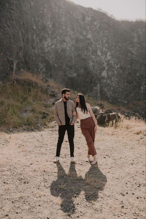 Pre Wedding Couple Dress, Pre Wedding Outfits Ideas, Pre Wedding Outfit Ideas Western, Photoshoot Prewedding Ideas, Casual Photoshoot Ideas Couple, Pre Wedding Photoshoot Dress, Casual Photoshoot Outfits Couple, Pre Wedding Dress Ideas For Couple, Prewedding Outfit Ideas Casual