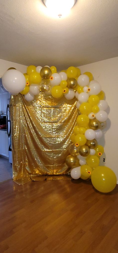 Yellow, sunflowers, white and gold. Yellow And Gold Balloons, Simple Balloon Decoration, Grad Party Theme, Yellow Birthday, Events Decor, Yellow Balloons, Yellow Theme, Shower Stuff, Sweet Sixteen Parties