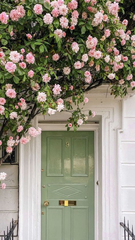 Aesthetic Front Door, Pretty Doors, Door Aesthetic, Diy Outdoor Decor, Nothing But Flowers, Green Door, Flower Therapy, Spring Aesthetic, Spring Vibes