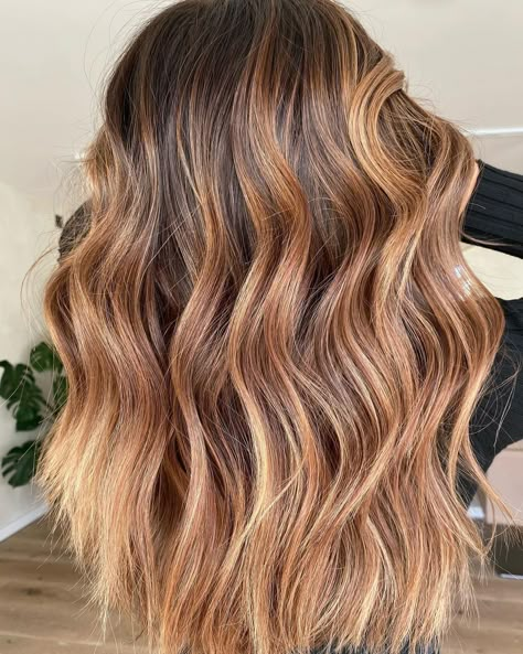 Cowboy Copper With Shadow Root, Cowboy Copper With Dark Roots, Dark Roots Copper Hair, Dirty Blonde Ombre Hair, Moneypiece Hair Brunette, Subtle Copper Balayage, Summer Brunette Hair Balayage Sun Kissed, Strawberry Blonde Balayage Brunette, Hair Inspp