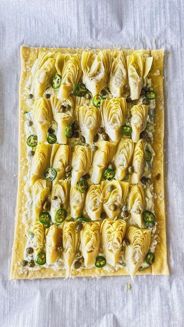 Carolina Gelen on Instagram: "ARTICHOKE TART - spring is here so this recipe deserves a repost: a delicate, flaky veggie tart is the perfect way to celebrate the season! It’s cheesy, fresh, veggie packed and so delicious✨ Recipe (6 servings) 1 puff pastry sheet, store-bought 1 egg, whisked A handful of finely chopped parsley 1 cup mozzarella cheese 1/2 cup ricotta cheese A heaping tablespoon crème fraiche or sour cream, or cream cheese A dozen artichoke hearts, jarred ones 1 to 2 tablespoons Artichoke Puff Pastry Appetizers, Artichoke Cheese Tart, Artichoke Puff Pastry, Artichoke Tart, Veggie Tart, Sliced Lemon, Puff Pastry Appetizers, Puff Pastry Tart, Serrano Pepper