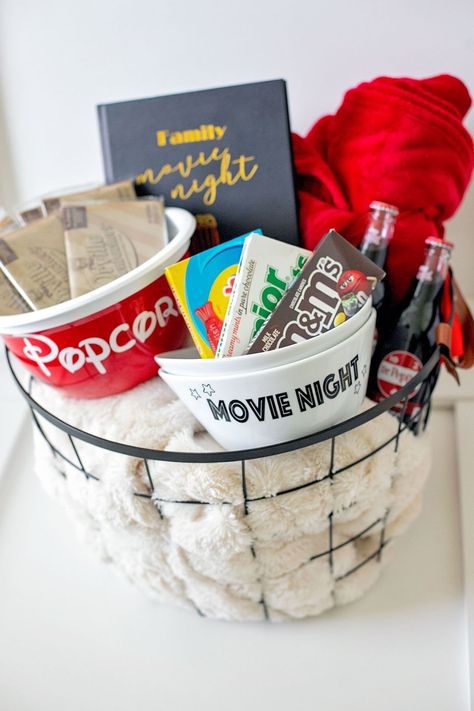 How to Make the Perfect Movie Night Gift Basket https://cherish365.com/how-to-make-the-perfect-movie-night-gift-basket/ Gift Basket Movie Night, Movie Night Bucket Gift, Movie Date Night Gift Basket, Cozy Movie Night Gift Basket, Movie Night Themed Gift Baskets, Date Night Christmas Basket, Movie Theater Gift Basket, Movie Date Night Basket, Movie Night Gift Box Ideas