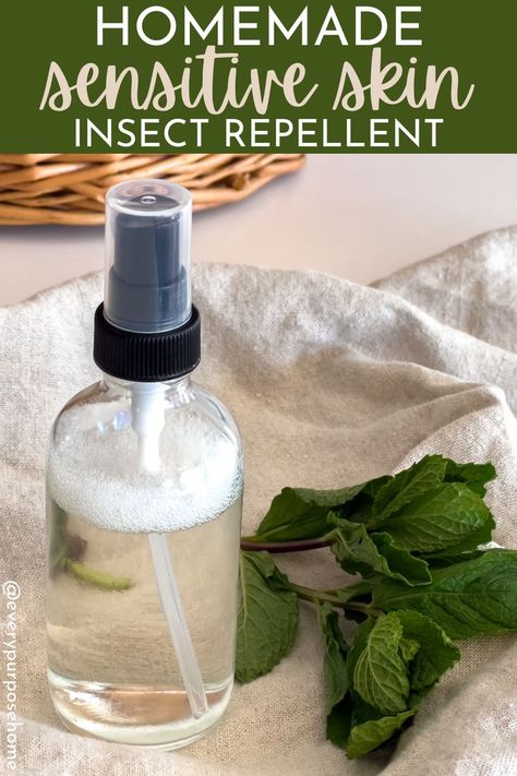 sensitive skin insect repellent Vanilla Bug Spray Recipe, How To Make Potpourri, Skin Insect Repellent, Homemade Bug Spray, Natural Life Quotes, Bug Spray Recipe, Homemade Air Freshener, Carpet Freshener, Essential Oils For Colds