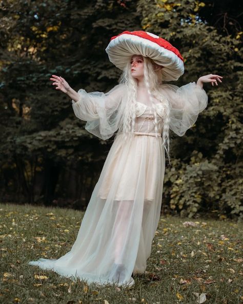 Male Mushroom Costume, Amanita Costume, Mushroom Elf Costume, Mushroom Witch Costume, Mushroom Inspired Fashion, Fairy Poses Reference, Mushroom Costumes, Mushroom Outfits, Mushroom Fairy Costume