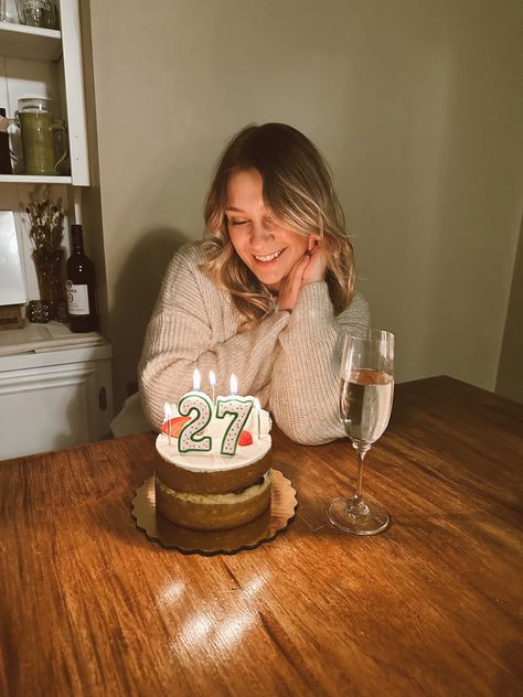 Chill Birthday Ideas At Home, 32th Birthday Ideas For Women, 27th Birthday Ideas For Women Photoshoot, Winter Birthday Photoshoot Ideas, Low Key Birthday Ideas, Birthday Poses For Instagram At Home, Birthday Home Photoshoot, Cozy Birthday Party Ideas, Chill Birthday Ideas