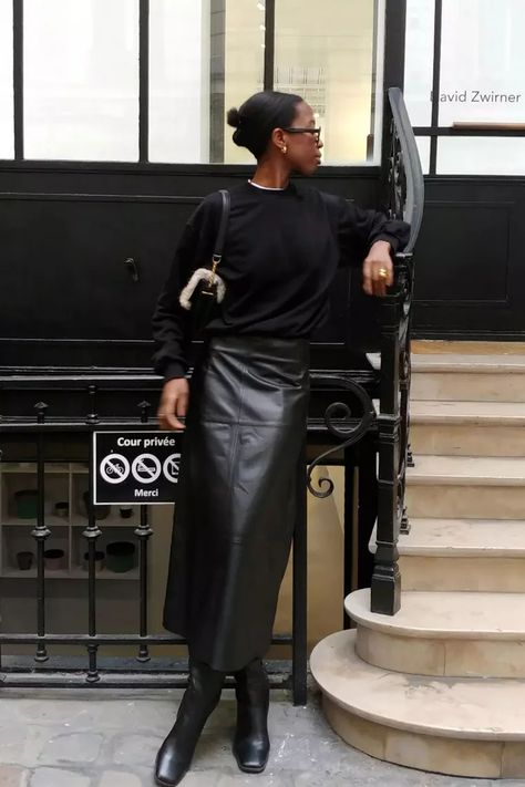 Leather Midi Skirt Outfit, Leather Skirt Outfit Winter, Long Leather Skirt Outfit, Maxi Leather Skirt, Winter Maxi Skirt Outfit, Black Leather Skirt Outfit, Midi Skirt And Boots, Long Leather Skirt, Rok Outfit