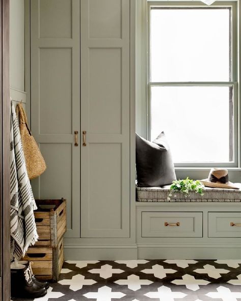 Farrow & Ball on Instagram: “Our popular blue gray #Pigeon does exceptionally well in small and cozy spaces like boot rooms, home offices and mudrooms as seen here.…” Dark Green Kitchen Cabinets, Best Green Paint Colors, Farrow And Ball Kitchen, Light Green Kitchen, Dark Green Kitchen, Green Laundry, Sage Green Kitchen, Dark Emerald Green, Green Kitchen Cabinets