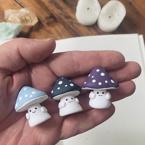 A tiny pocket mushroom to join you on all your forest adventures. - hand sculpted with polymer clay - 1 inch tall - 3/4" wide Handcrafted in a tiny Maryland studio. All items from Smoke & Salt are made in small batches -last pic to show size-