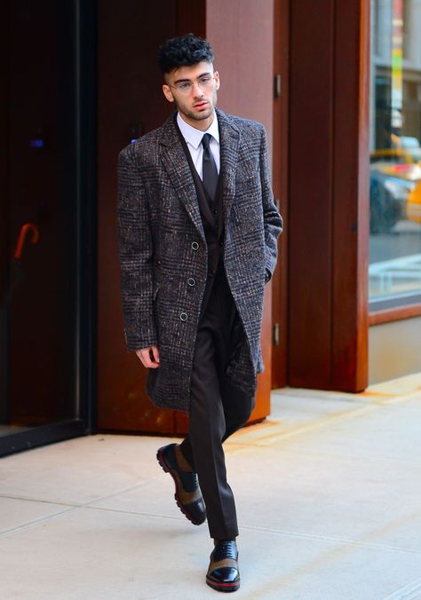 Zayn opted for a chocolate brown suit under a plaid wool coat in New York. Zayn Malik Outfits, Zayn Malik Style, Gambar One Direction, Most Stylish Men, Zayn Malik Pics, Best Dressed Man, Zayn Malik, Double Breasted Suit Jacket, Stylish Men