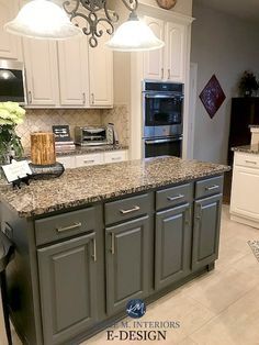 Brown Granite Countertops, Kitchen With Granite, Maple Kitchen Cabinets, Dark Countertops, Maple Kitchen, Brown Granite, Kabinet Dapur, Green Kitchen Cabinets, Brown Kitchens