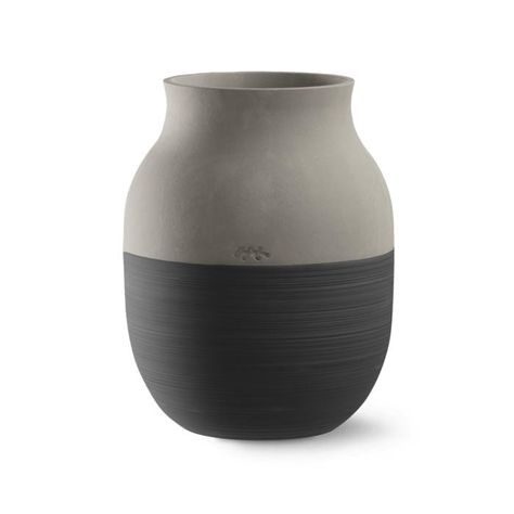 A collection with three vases designed to complement one another, Omaggio Circulare focuses on reducing Kähler's environmental impact, while maintaining its prestigious craftsmanship. Latest Series, Unique Vases, Vase Design, Environmental Impact, Dinnerware Sets, 20 Cm, Light Grey, Dinnerware, Vase