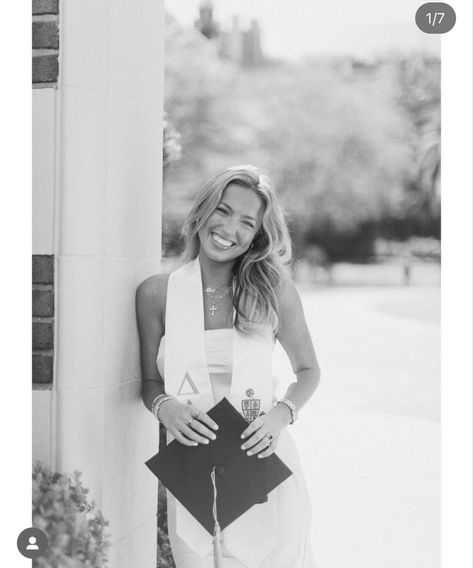 College Grad Pictures, Grad Picture Ideas, College Grad Photos, Cap And Gown Photos, Cap And Gown Pictures, Nursing Graduation Pictures, Senior Photoshoot Poses, College Graduation Photoshoot, College Graduation Pictures Poses