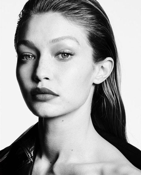 Gigi Hadid Photoshoot, جيجي حديد, Pose Portrait, Bella Gigi Hadid, Vogue Models, Gigi Hadid Outfits, Studio Portrait Photography, Fashion Model Poses, Model Inspo