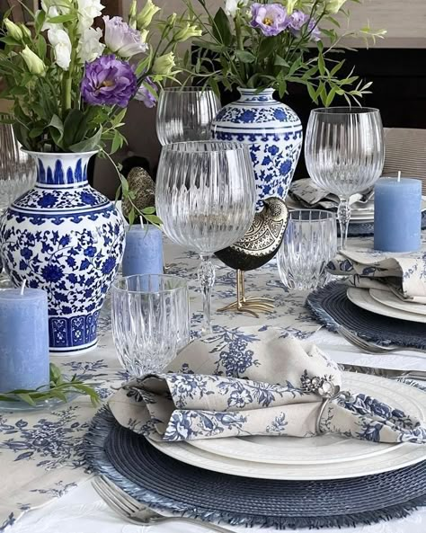 Blue And White Tablescapes, Blue And White Table Setting, Table Setting Etiquette, Blue French Country, Country Deco, Blue Table Settings, Blue Patio, Blue Things, Table Manners