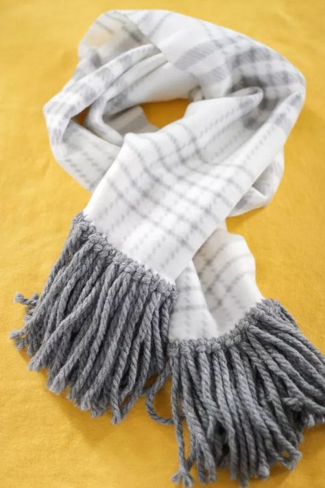 Fleece Scarf Pattern, No Sew Scarf, Homemade Scarves, Braided Fleece, Fleece Sewing Projects, Fleece Crafts, Scarf Diy, Fleece Projects, Diy Christmas Gift Ideas