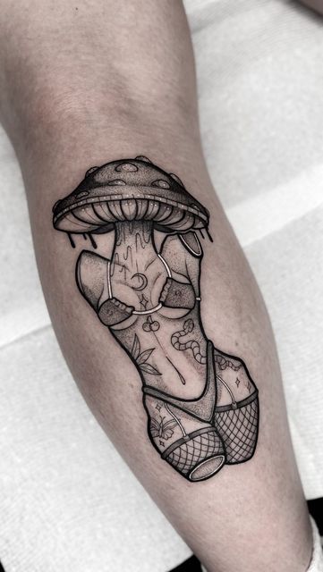 Mushroom Head Lady Tattoo, Backpiece Tattoo, Tato Minimal, Mushroom Tattoos, Scary Tattoos, Výtvarné Reference, Tattoos Geometric, Tato Lengan, Creepy Tattoos