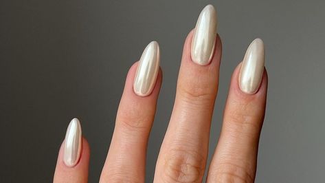 The Vanilla Chrome Manicure Is Summer’s Hottest Nail Trend | Vogue Glazed Doughnut Nails, Doughnut Nails, Chrome Nail Colors, Pearl Chrome, Chrome Manicure, Glazed Doughnut, 3d Flower Nails, Nagellack Trends, Nail Trend