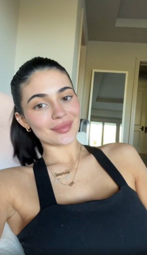 Kylie Jenner With No Makeup, Kylie Jenner Mascara, Kylie No Makeup, Kylie Jenner Laughing, Kylie Jenner Necklace, Kylie Jenner Without Makeup, Kylie Without Makeup, Kylie Jenner No Makeup, Kylie Jenner Now