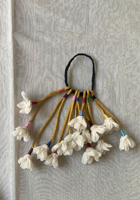 Homemade Hair Accessories, Flower Tassels, Cloth Jewellery, Laugh More, Tassel Crafts, Diy Fabric Jewellery, Posca Art, Beaded Necklace Diy, Tassels Fashion