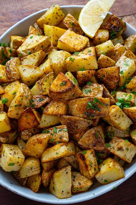 Crispy Roast Potatoes Best Roast Potatoes, Perfect Roast Potatoes, Crispy Roast Potatoes, Roasted Potato Recipes, Garlic Green Beans, Spicy Salsa, Potato Sides, Roast Potatoes, Potato Side Dishes