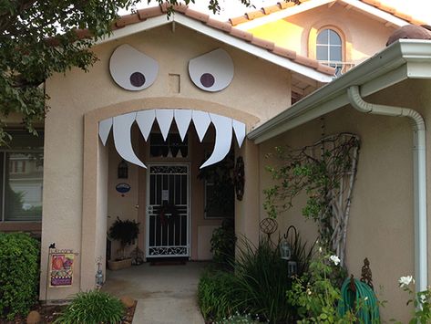 Halloween house with funny monster face and teeth Easy Outdoor Halloween Decorations, Halloween Costumes Diy Couples, Diy Halloween Games, Halloween Decorations Diy Outdoor, Monster House, Games Diy, Halloween Eyes, Masks Diy, Halloween Recipe