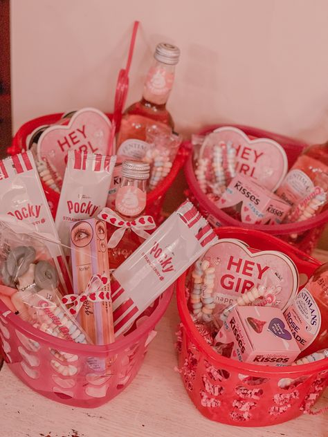 Decor party pink Valentine’s Day gift ideas aesthetic pink Valentines Day Cute Gifts, Valentine’s Day Mimosa, Teenager Galentines Party, Valentine’s Day Gifts Friends, Valentines Gifts Ideas For Friends, Valentines Baby Shower Ideas Girl, Galantine Party Ideas, Valentines Friends Gifts, Valentine Bday Party