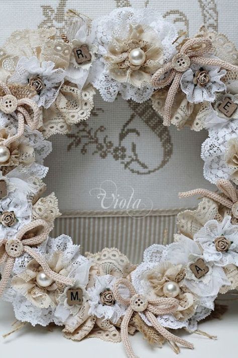 Shabby Chic Weihnachten, Shabby Chic Shelves, Diy Shabby Chic, Shabby Chic Vanity, Shabby Chic Decor Diy, Shabby Chic Wreath, Doilies Crafts, Shabby Chic Wall Decor, Decoration Shabby