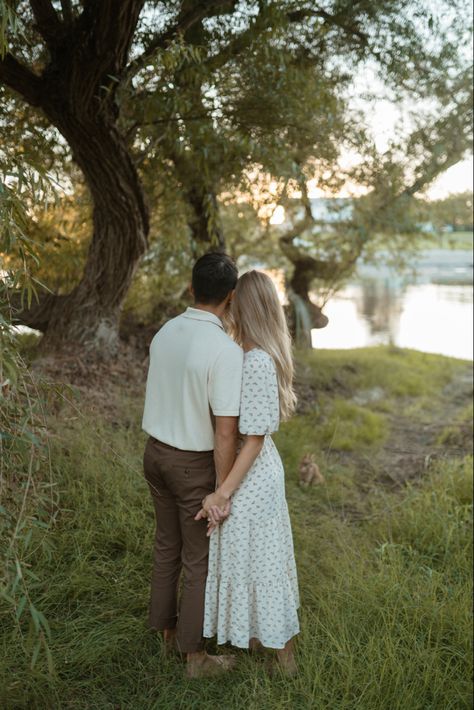 Picnic Proposal Photoshoot, Willow Tree Engagement Photos, Wedding Proposal Ideas Engagement, Proposal Photoshoot, Prom Picture Poses, Pre Wedding Photoshoot Outdoor, Cute Engagement Photos, Couple Engagement Pictures, Pre Wedding Poses