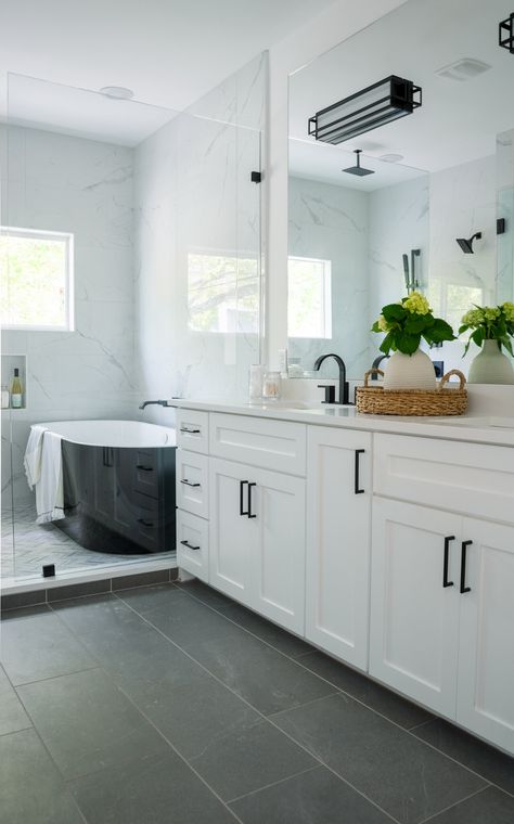 bathroom design wet room Bathroom With Black Tub, Home Ideas Bathroom, Grey Bathroom Floor, Black Tile Bathrooms, Modern Bathroom Design Ideas, Black Tub, Grey Bathroom Tiles, White Bathroom Cabinets, Bathroom Redesign