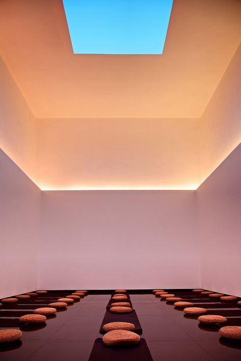 famed for his awe inducing \'skyspaces\', designboom takes a look at one of turrell\'s most well loved installations in beijing\'s temple of wisdom. James Turrell, Lights Artist, Cove Lighting, Action Painting, Light And Space, Meditation Room, The Ceiling, Sculpture Installation, Light Installation