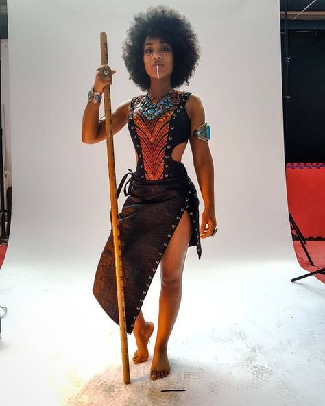 Wakanda Inspired Outfits, Wakanda Outfits, Wakanda Fashion, Afro Look, Warrior Outfit, Woman Posing, Diesel Punk, Afrikaanse Kunst, Stella Jean