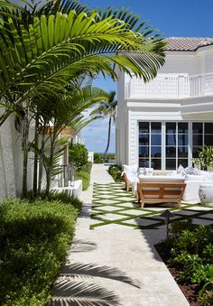 Florida Beach House with Coastal Farmhouse Interiors-Side patio Beach House Backyard, Beach House Landscaping, Florida Beach House, Backyard Gardens, Yard Landscaping Simple, Backyard Beach, House Backyard, Farmhouse Landscaping, Desain Lanskap