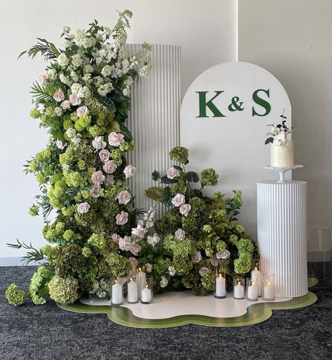 Floral Photo Wall, Art Deco Ideas, Wedding Sign Decor, Floral Arch Wedding, Reception Backdrop, Minimalist Wedding Decor, Event Stylist, Wedding Backdrop Design, Easy Backdrops